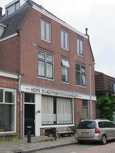 838255 Gezicht op de voorgevel van het pand Keulsekade 20 te Utrecht, met boven de voormalige etalage de onlangs ...